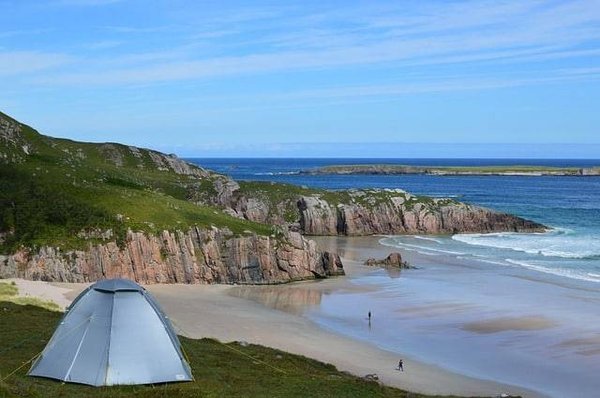 Pourquoi camper sur la plage ? Les bienfaits insoupçonnés d'une nuit au bord de la mer