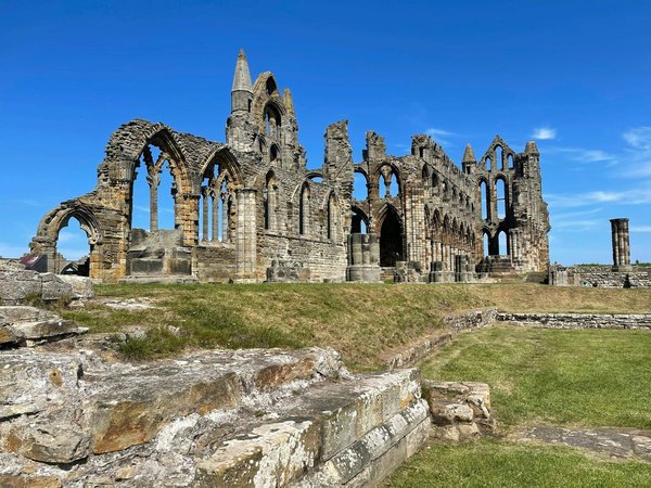 Exploration de l'abbaye de Jumièges dans le Calvados : Trésor d'Histoire et d'Architecture