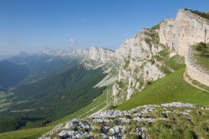 Une location insolite en Auvergne, parfaite pour une escapade unique et mémorable au cœur de paysages volcaniques.